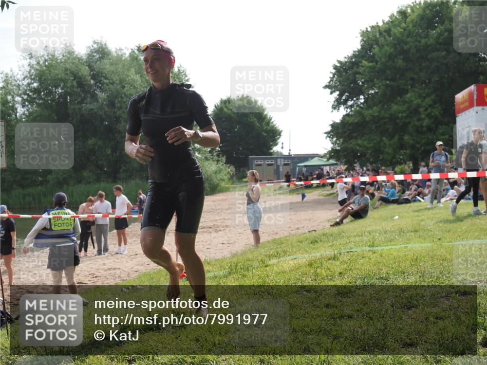 15.06.2025 - 27. Vierlanden-Triathlon KatJ http://msf.ph/oto/7991977 15.06.2025 09:14:06 Schwimmen 198, 228 meine-sportfotos.de