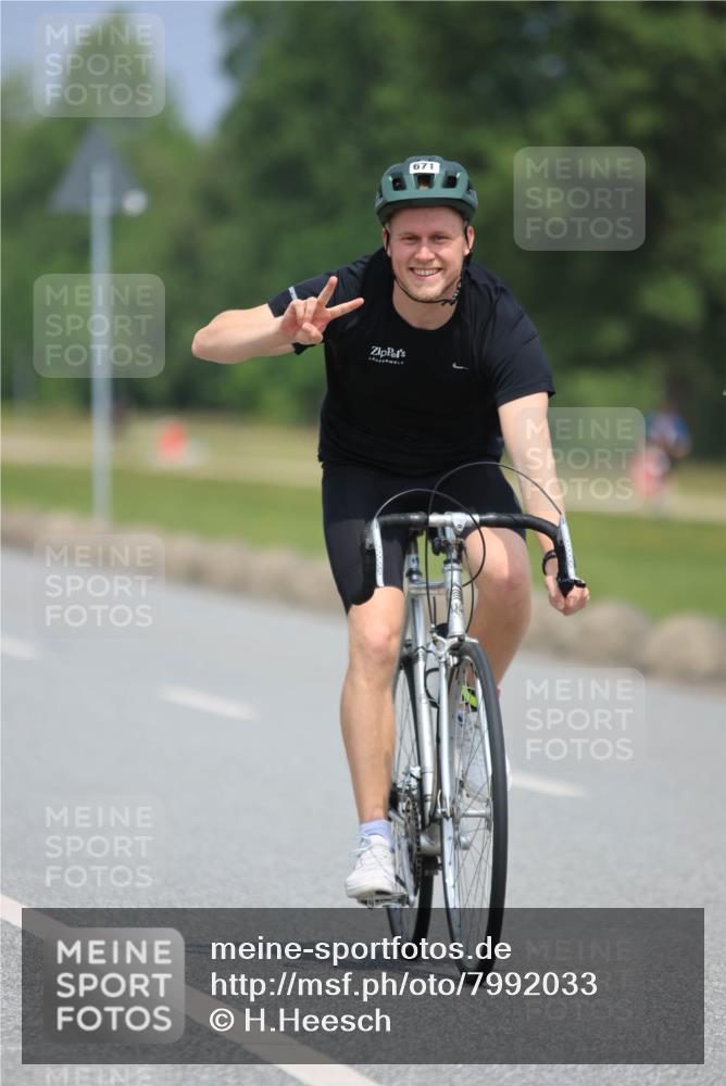 21.06.2025 - 27. Vierlanden-Triathlon H.Heesch http://msf.ph/oto/7992033 15.06.2025 11:58:12 Radfahren 652, 671, 772, 824 meine-sportfotos.de