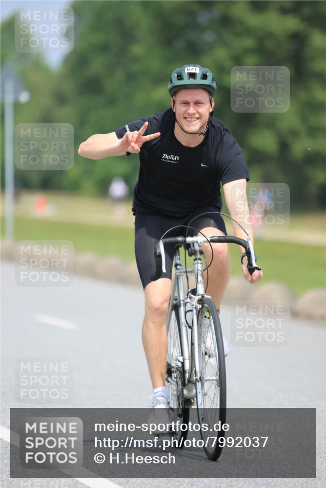 21.06.2025 - 27. Vierlanden-Triathlon H.Heesch http://msf.ph/oto/7992037 15.06.2025 11:58:12 Radfahren 652, 671, 772, 824 meine-sportfotos.de
