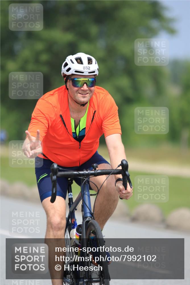 21.06.2025 - 27. Vierlanden-Triathlon H.Heesch http://msf.ph/oto/7992102 15.06.2025 11:58:56 Radfahren 852, 856 meine-sportfotos.de