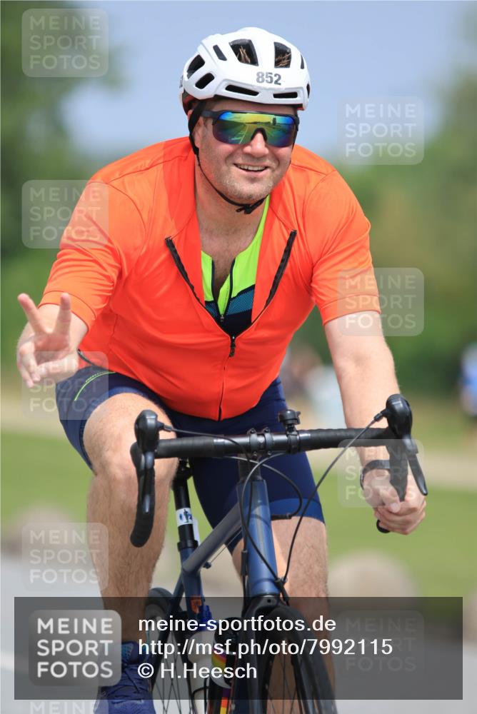21.06.2025 - 27. Vierlanden-Triathlon H.Heesch http://msf.ph/oto/7992115 15.06.2025 11:58:56 Radfahren 852, 856 meine-sportfotos.de