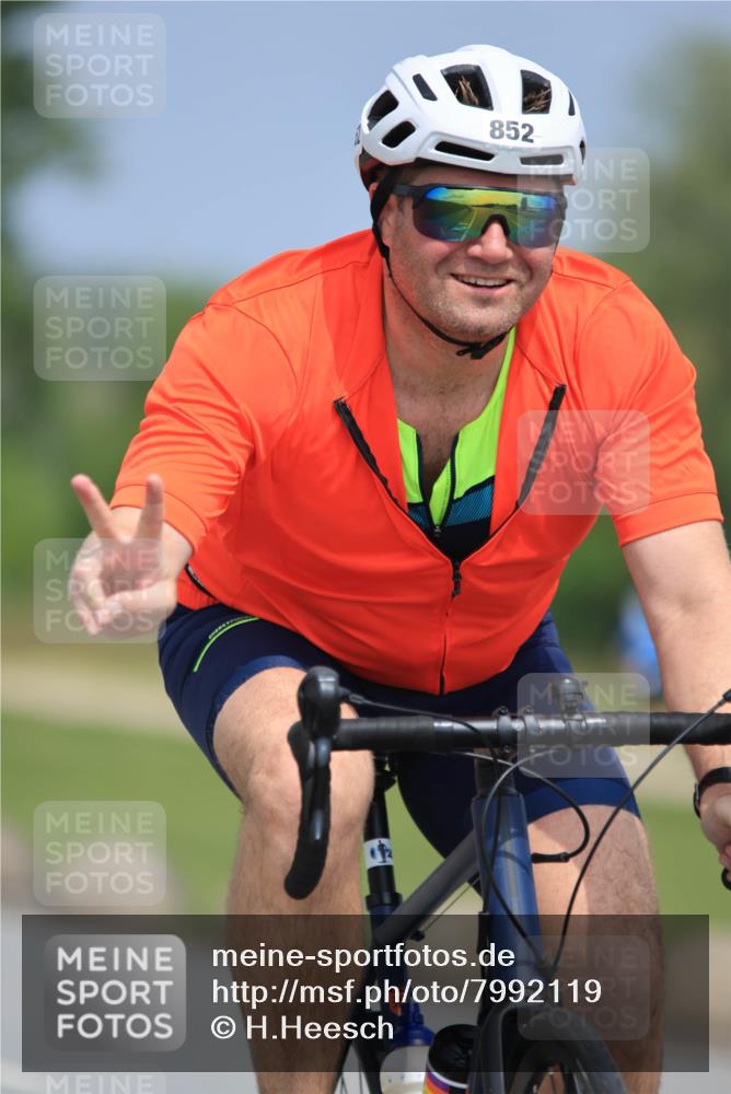 21.06.2025 - 27. Vierlanden-Triathlon H.Heesch http://msf.ph/oto/7992119 15.06.2025 11:58:57 Radfahren 852, 856 meine-sportfotos.de