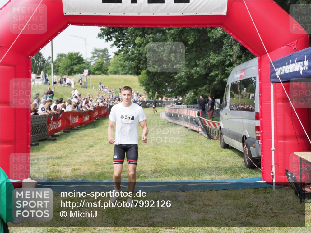 21.06.2025 - 27. Vierlanden-Triathlon MichiJ http://msf.ph/oto/7992126 15.06.2026 11:14:38 Ziel  meine-sportfotos.de