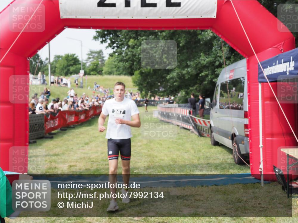 21.06.2025 - 27. Vierlanden-Triathlon MichiJ http://msf.ph/oto/7992134 15.06.2026 11:14:38 Ziel  meine-sportfotos.de