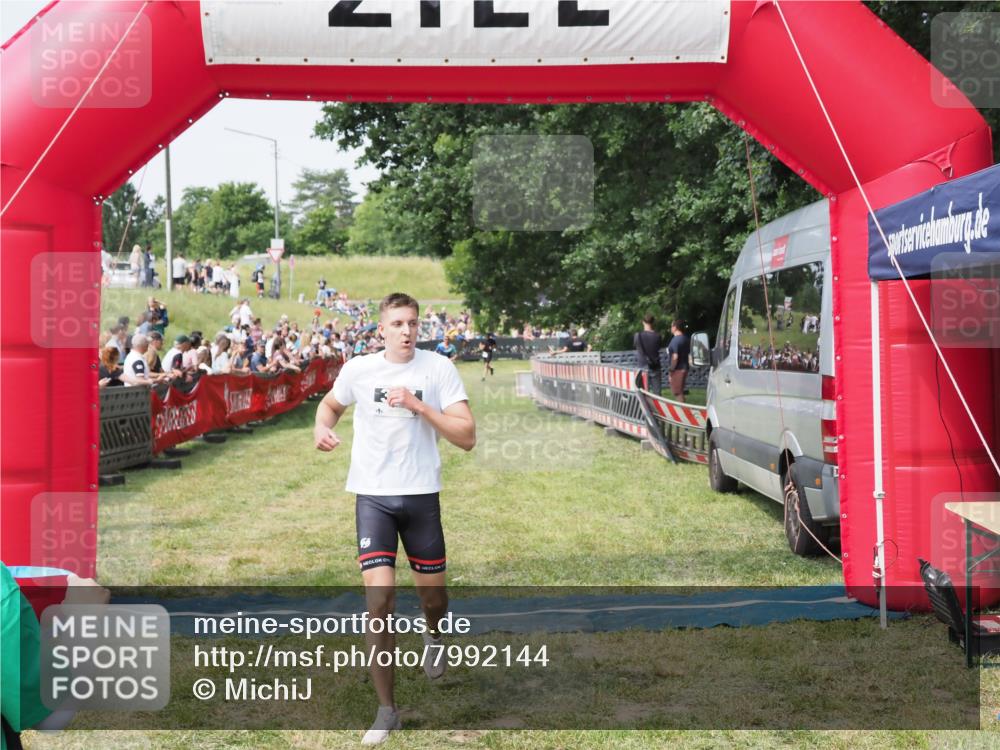 21.06.2025 - 27. Vierlanden-Triathlon MichiJ http://msf.ph/oto/7992144 15.06.2026 11:14:38 Ziel  meine-sportfotos.de