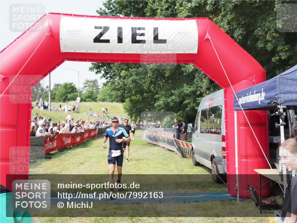 21.06.2025 - 27. Vierlanden-Triathlon MichiJ http://msf.ph/oto/7992163 15.06.2026 11:14:48 Ziel 277, 464 meine-sportfotos.de