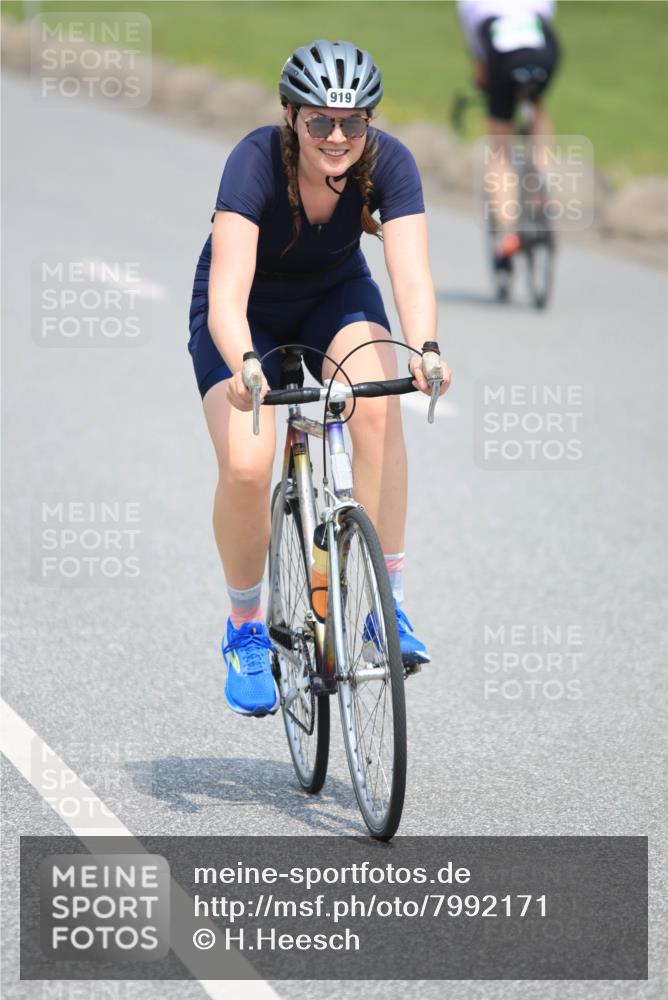 21.06.2025 - 27. Vierlanden-Triathlon H.Heesch http://msf.ph/oto/7992171 15.06.2025 11:59:49 Radfahren 891, 919 meine-sportfotos.de