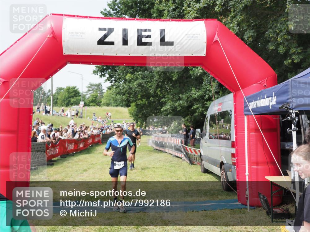21.06.2025 - 27. Vierlanden-Triathlon MichiJ http://msf.ph/oto/7992186 15.06.2026 11:14:48 Ziel 277, 464 meine-sportfotos.de