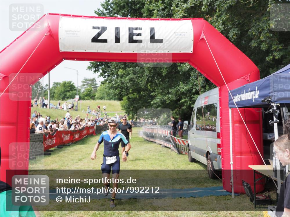 21.06.2025 - 27. Vierlanden-Triathlon MichiJ http://msf.ph/oto/7992212 15.06.2026 11:14:48 Ziel 277, 464 meine-sportfotos.de