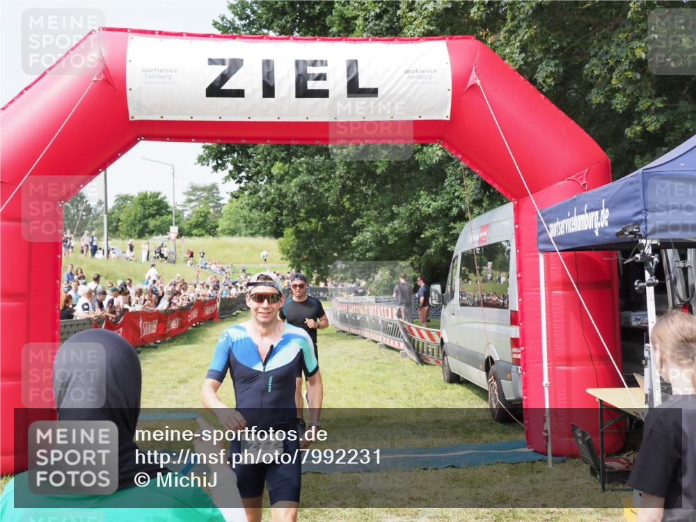 21.06.2025 - 27. Vierlanden-Triathlon MichiJ http://msf.ph/oto/7992231 15.06.2026 11:14:50 Ziel 277, 464 meine-sportfotos.de