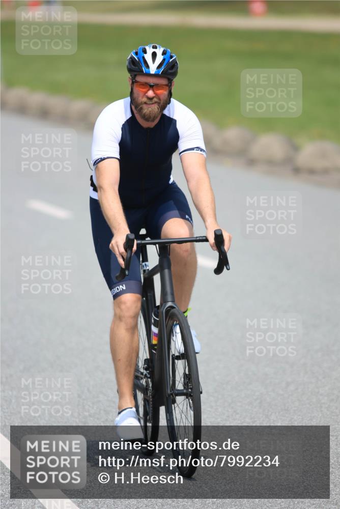 21.06.2025 - 27. Vierlanden-Triathlon H.Heesch http://msf.ph/oto/7992234 15.06.2025 12:00:02 Radfahren 776, 825 meine-sportfotos.de