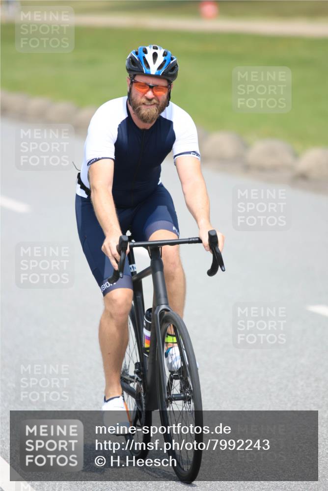 21.06.2025 - 27. Vierlanden-Triathlon H.Heesch http://msf.ph/oto/7992243 15.06.2025 12:00:02 Radfahren 776, 825 meine-sportfotos.de
