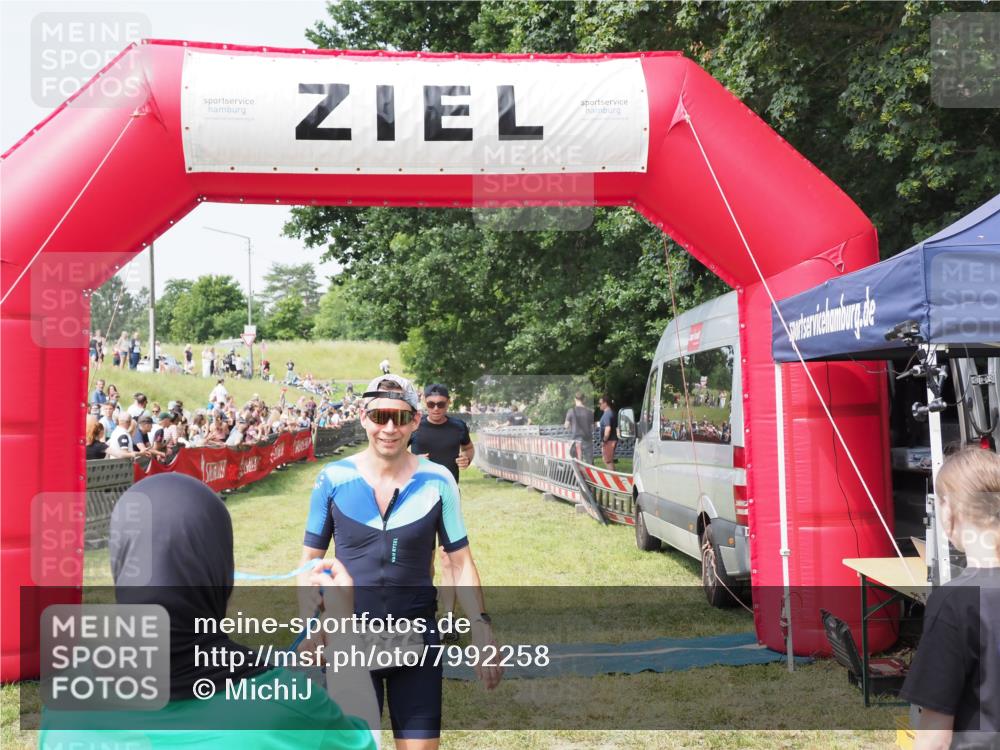 21.06.2025 - 27. Vierlanden-Triathlon MichiJ http://msf.ph/oto/7992258 15.06.2026 11:14:50 Ziel 277, 464 meine-sportfotos.de