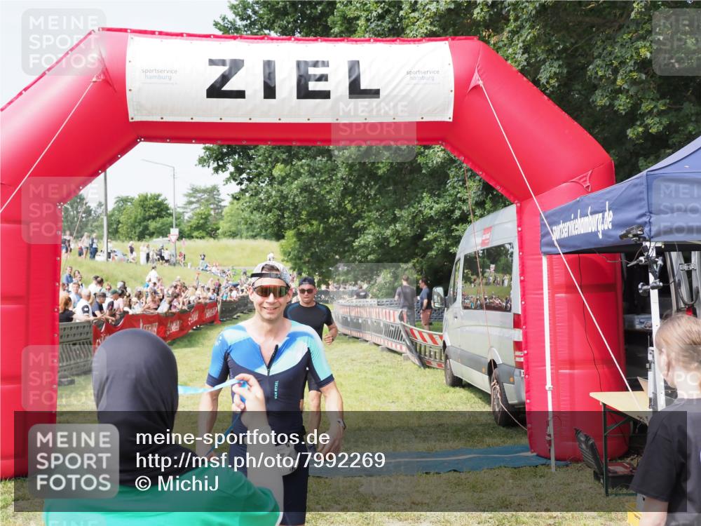 21.06.2025 - 27. Vierlanden-Triathlon MichiJ http://msf.ph/oto/7992269 15.06.2026 11:14:50 Ziel 277, 464 meine-sportfotos.de