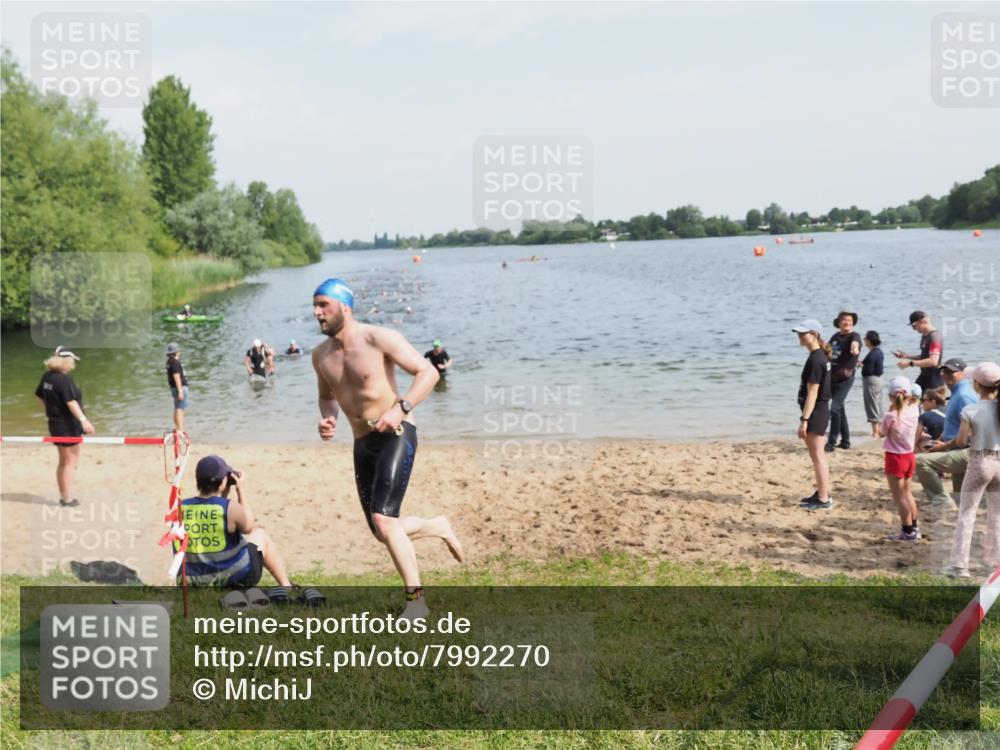 21.06.2025 - 27. Vierlanden-Triathlon MichiJ http://msf.ph/oto/7992270 15.06.2026 09:54:41 Schwimmen 262, 294, 297, 318 meine-sportfotos.de
