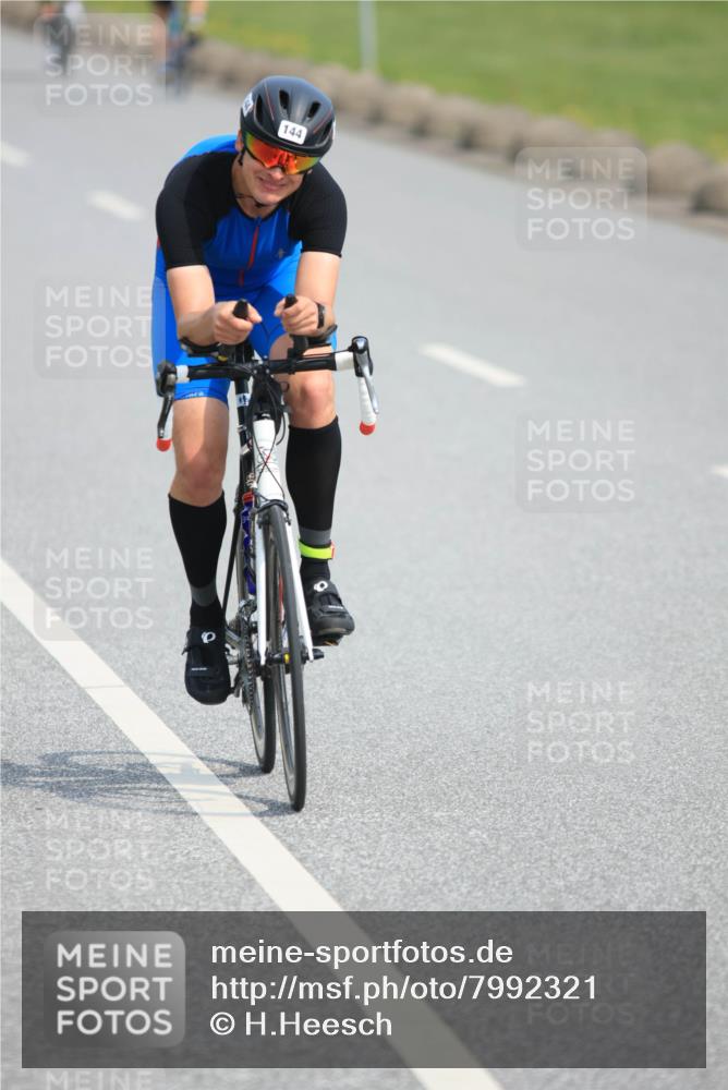 15.06.2025 - 27. Vierlanden-Triathlon H.Heesch http://msf.ph/oto/7992321 15.06.2025 10:11:32 Radfahren 15, 144, 173, 215 meine-sportfotos.de
