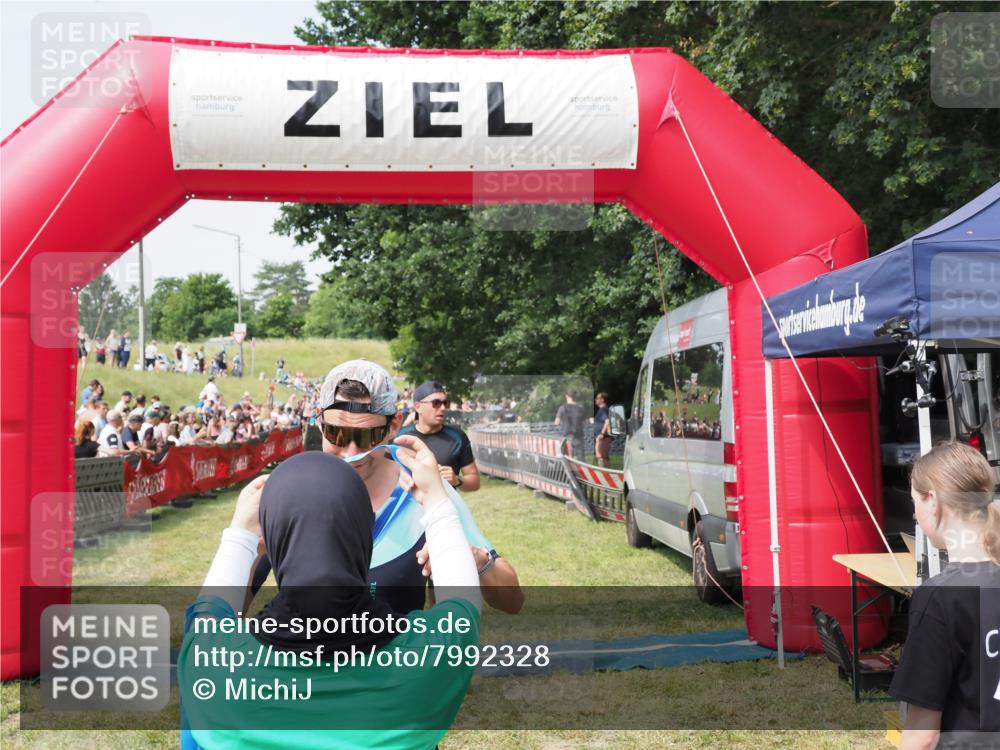 21.06.2025 - 27. Vierlanden-Triathlon MichiJ http://msf.ph/oto/7992328 15.06.2026 11:14:51 Ziel 277, 464 meine-sportfotos.de