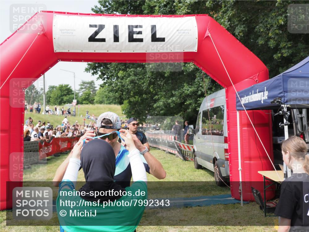 21.06.2025 - 27. Vierlanden-Triathlon MichiJ http://msf.ph/oto/7992343 15.06.2026 11:14:51 Ziel 277, 464 meine-sportfotos.de