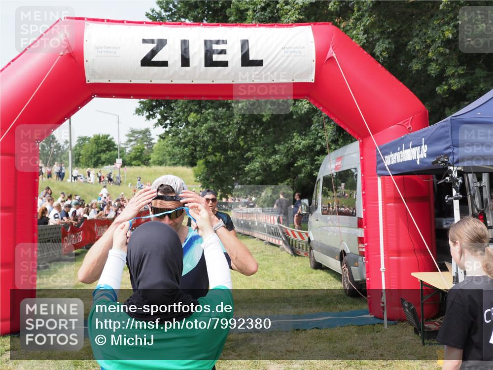 21.06.2025 - 27. Vierlanden-Triathlon MichiJ http://msf.ph/oto/7992380 15.06.2026 11:14:51 Ziel 277, 464 meine-sportfotos.de