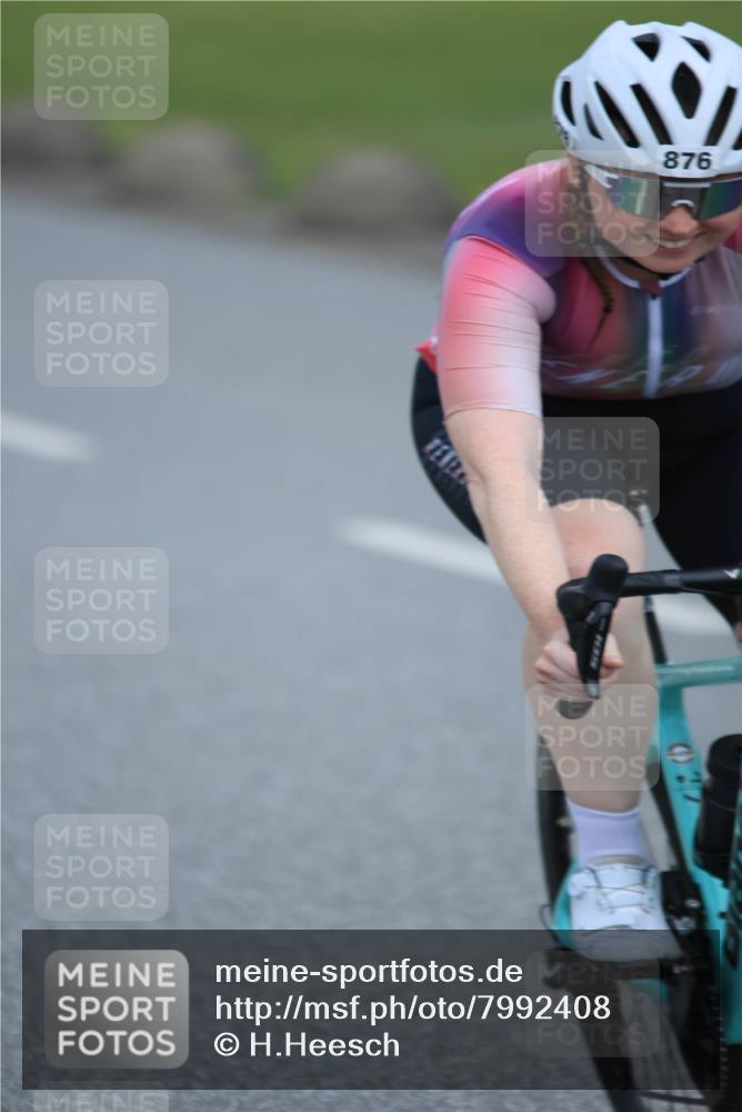 21.06.2025 - 27. Vierlanden-Triathlon H.Heesch http://msf.ph/oto/7992408 15.06.2025 12:02:34 Radfahren 219, 876, 944 meine-sportfotos.de
