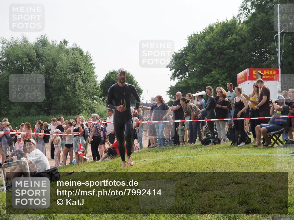 15.06.2025 - 27. Vierlanden-Triathlon KatJ http://msf.ph/oto/7992414 15.06.2025 09:53:02 Schwimmen 328 meine-sportfotos.de
