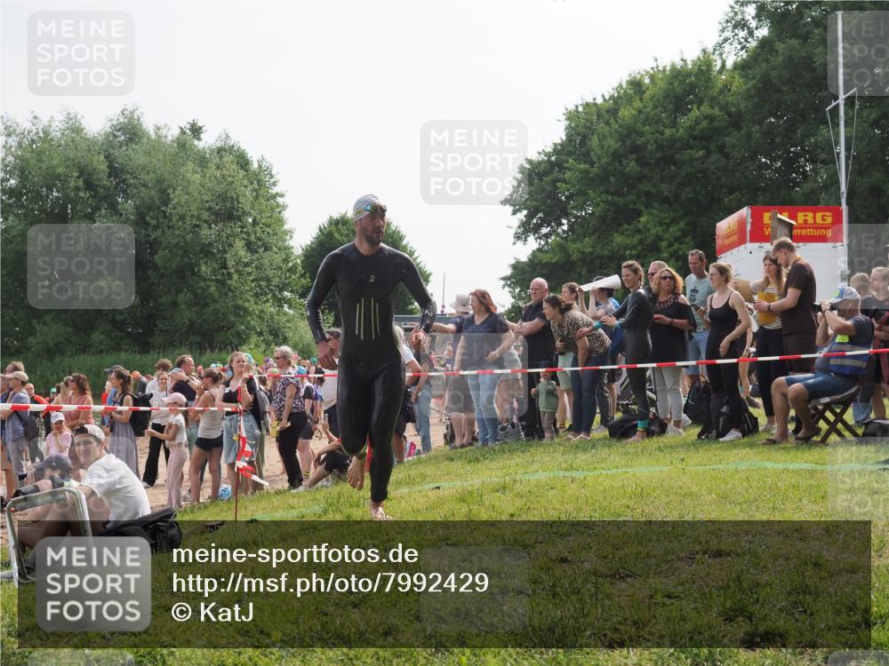 15.06.2025 - 27. Vierlanden-Triathlon KatJ http://msf.ph/oto/7992429 15.06.2025 09:53:02 Schwimmen 328 meine-sportfotos.de