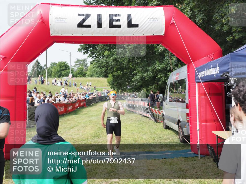 21.06.2025 - 27. Vierlanden-Triathlon MichiJ http://msf.ph/oto/7992437 15.06.2026 11:14:56 Ziel 286, 464 meine-sportfotos.de
