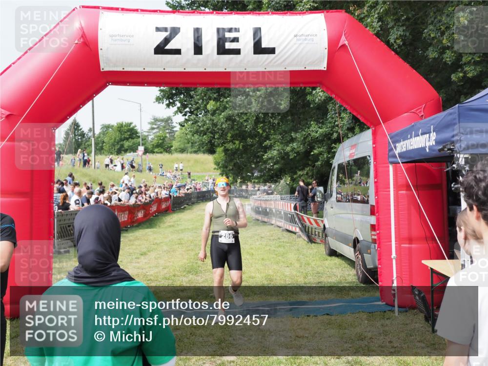 21.06.2025 - 27. Vierlanden-Triathlon MichiJ http://msf.ph/oto/7992457 15.06.2026 11:14:56 Ziel 286, 464 meine-sportfotos.de
