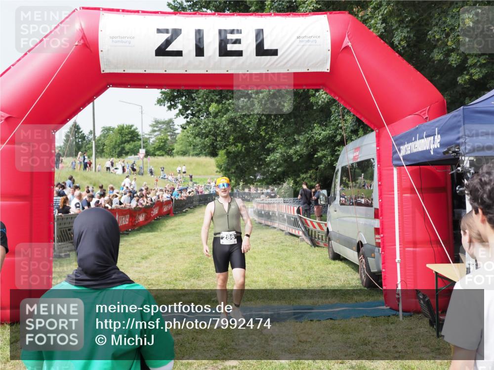 21.06.2025 - 27. Vierlanden-Triathlon MichiJ http://msf.ph/oto/7992474 15.06.2026 11:14:56 Ziel 286, 464 meine-sportfotos.de