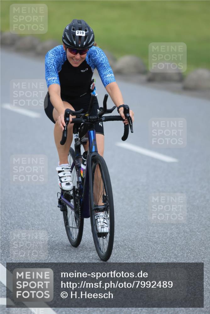21.06.2025 - 27. Vierlanden-Triathlon H.Heesch http://msf.ph/oto/7992489 15.06.2025 12:02:37 Radfahren 219, 815, 834, 888, 944 meine-sportfotos.de