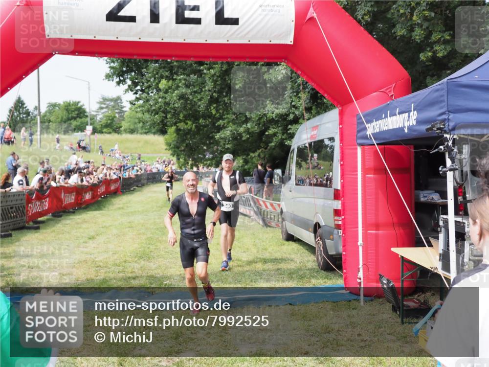 21.06.2025 - 27. Vierlanden-Triathlon MichiJ http://msf.ph/oto/7992525 15.06.2026 11:15:20 Ziel 340, 383 meine-sportfotos.de