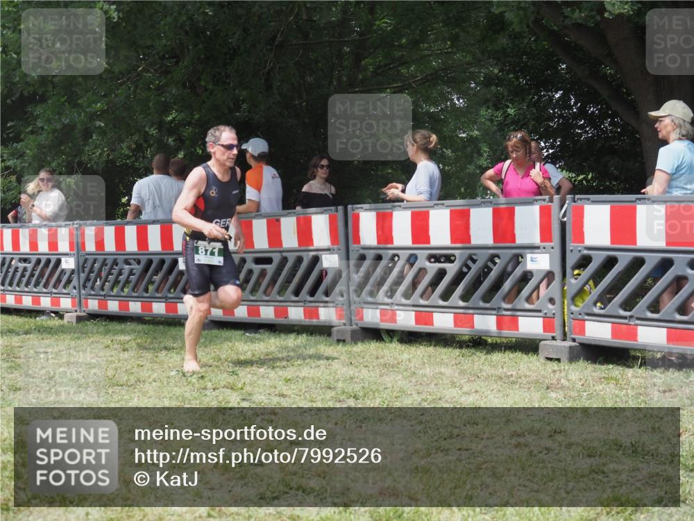 21.06.2025 - 27. Vierlanden-Triathlon KatJ http://msf.ph/oto/7992526 15.06.2025 12:30:43 Ziel 871 meine-sportfotos.de