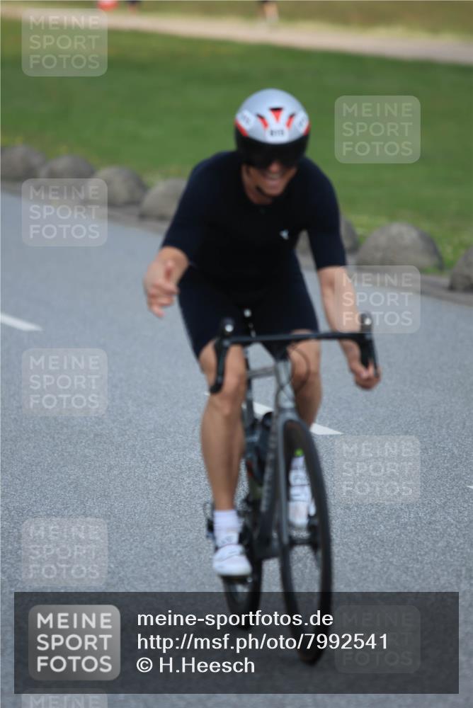 21.06.2025 - 27. Vierlanden-Triathlon H.Heesch http://msf.ph/oto/7992541 15.06.2025 12:02:45 Radfahren 815, 834, 888, 965 meine-sportfotos.de