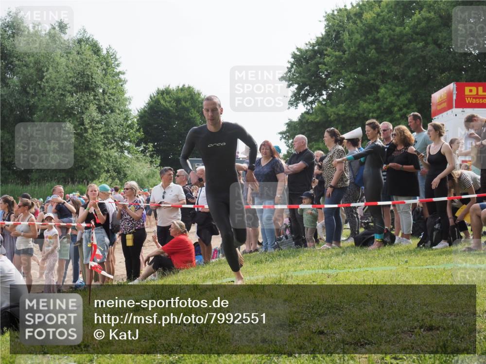15.06.2025 - 27. Vierlanden-Triathlon KatJ http://msf.ph/oto/7992551 15.06.2025 09:53:11 Schwimmen 265, 328 meine-sportfotos.de
