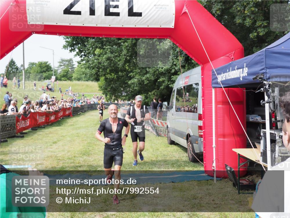 21.06.2025 - 27. Vierlanden-Triathlon MichiJ http://msf.ph/oto/7992554 15.06.2026 11:15:20 Ziel 340, 383 meine-sportfotos.de