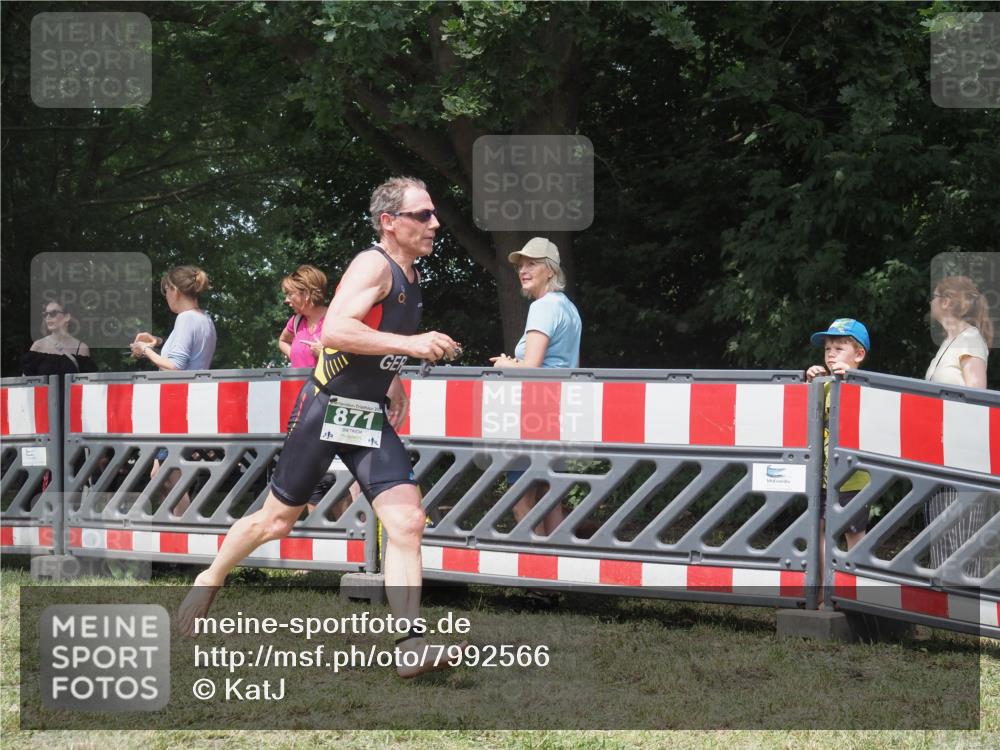 21.06.2025 - 27. Vierlanden-Triathlon KatJ http://msf.ph/oto/7992566 15.06.2025 12:30:43 Ziel 871 meine-sportfotos.de