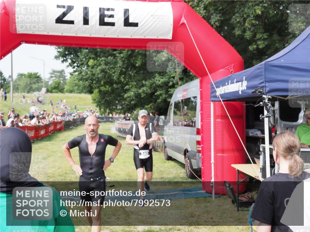21.06.2025 - 27. Vierlanden-Triathlon MichiJ http://msf.ph/oto/7992573 15.06.2026 11:15:21 Ziel 340, 383 meine-sportfotos.de