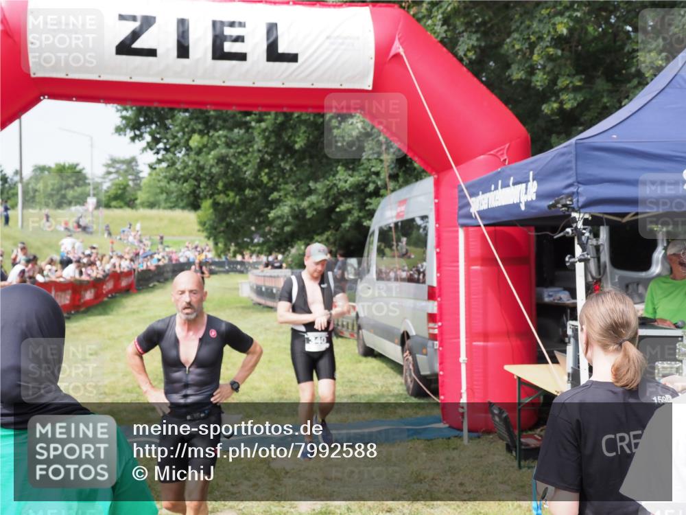 21.06.2025 - 27. Vierlanden-Triathlon MichiJ http://msf.ph/oto/7992588 15.06.2026 11:15:21 Ziel 340, 383 meine-sportfotos.de