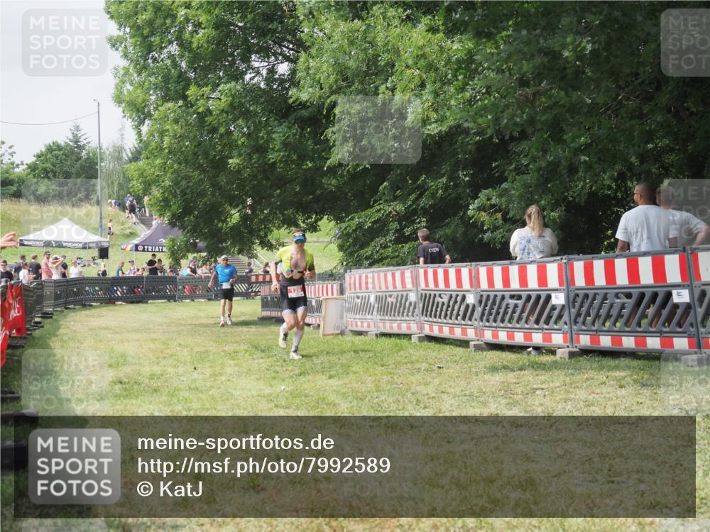 21.06.2025 - 27. Vierlanden-Triathlon KatJ http://msf.ph/oto/7992589 15.06.2025 12:30:53 Ziel 126 meine-sportfotos.de