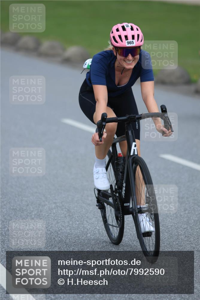 21.06.2025 - 27. Vierlanden-Triathlon H.Heesch http://msf.ph/oto/7992590 15.06.2025 12:02:47 Radfahren 815, 834, 888, 965, 984, 986, 988 meine-sportfotos.de