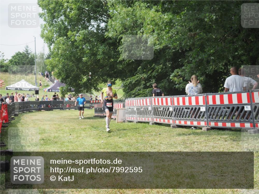 21.06.2025 - 27. Vierlanden-Triathlon KatJ http://msf.ph/oto/7992595 15.06.2025 12:30:53 Ziel 126 meine-sportfotos.de