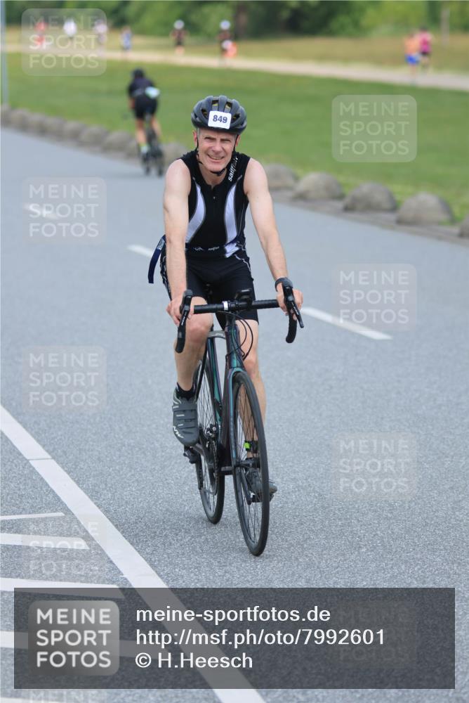 21.06.2025 - 27. Vierlanden-Triathlon H.Heesch http://msf.ph/oto/7992601 15.06.2025 12:03:20 Radfahren 651, 849, 885 meine-sportfotos.de
