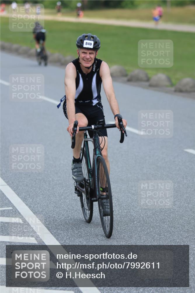 21.06.2025 - 27. Vierlanden-Triathlon H.Heesch http://msf.ph/oto/7992611 15.06.2025 12:03:20 Radfahren 651, 849, 885 meine-sportfotos.de