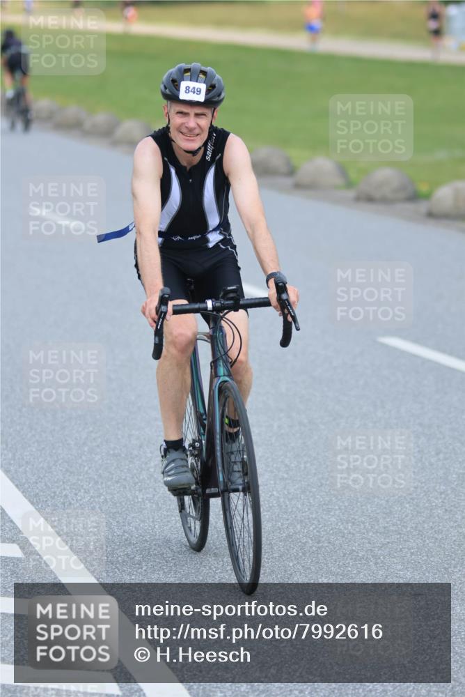21.06.2025 - 27. Vierlanden-Triathlon H.Heesch http://msf.ph/oto/7992616 15.06.2025 12:03:20 Radfahren 651, 849, 885 meine-sportfotos.de