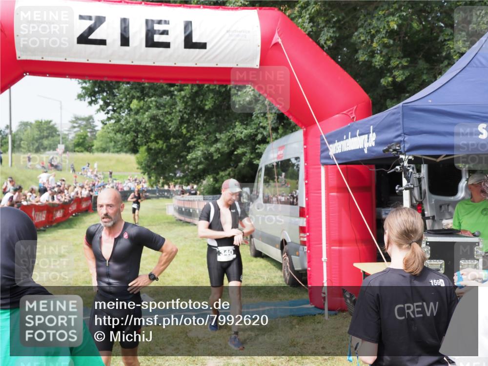 21.06.2025 - 27. Vierlanden-Triathlon MichiJ http://msf.ph/oto/7992620 15.06.2026 11:15:21 Ziel 340, 383 meine-sportfotos.de