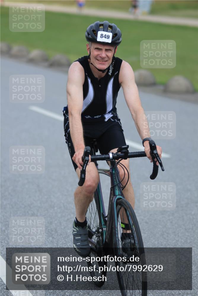 21.06.2025 - 27. Vierlanden-Triathlon H.Heesch http://msf.ph/oto/7992629 15.06.2025 12:03:20 Radfahren 651, 849, 885 meine-sportfotos.de