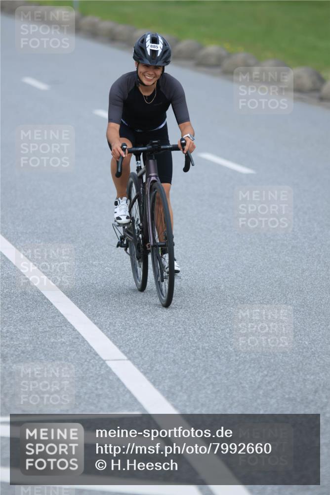 21.06.2025 - 27. Vierlanden-Triathlon H.Heesch http://msf.ph/oto/7992660 15.06.2025 12:03:27 Radfahren 651, 885, 917 meine-sportfotos.de