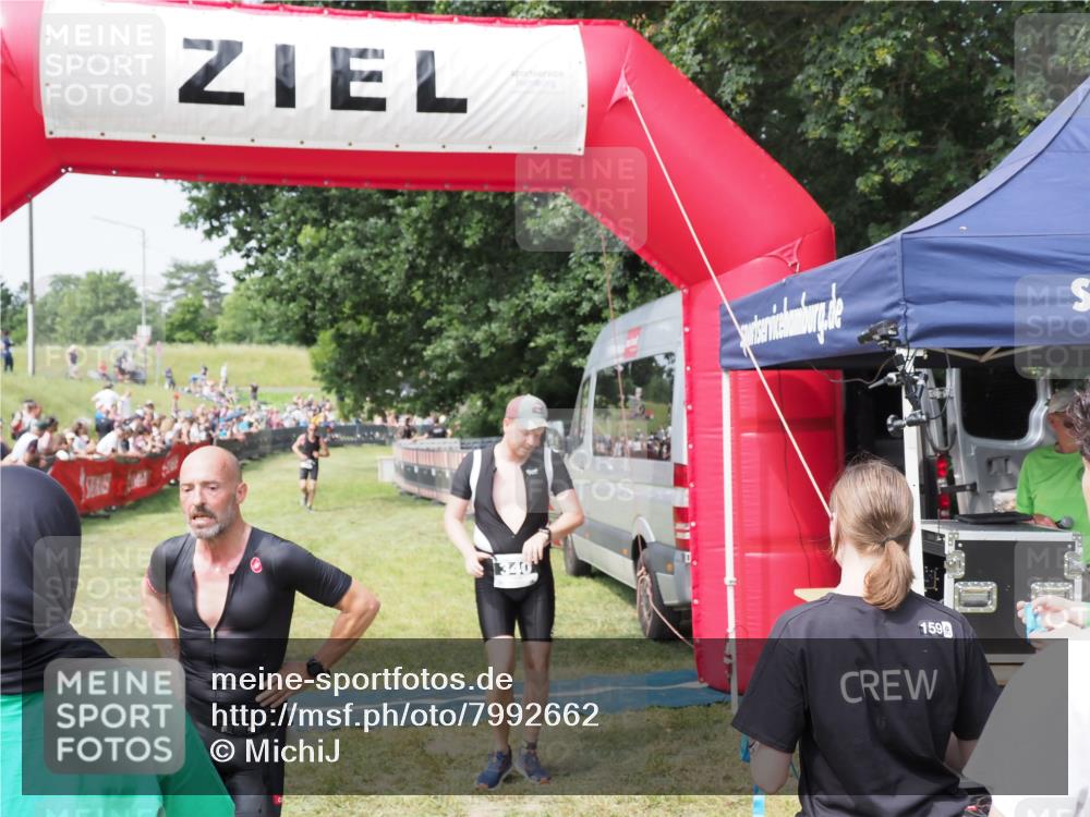 21.06.2025 - 27. Vierlanden-Triathlon MichiJ http://msf.ph/oto/7992662 15.06.2026 11:15:21 Ziel 340, 383 meine-sportfotos.de