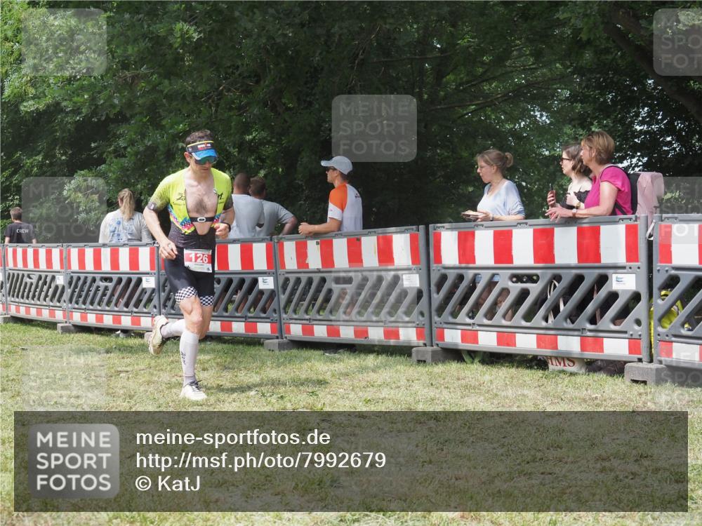 21.06.2025 - 27. Vierlanden-Triathlon KatJ http://msf.ph/oto/7992679 15.06.2025 12:30:55 Ziel 126 meine-sportfotos.de
