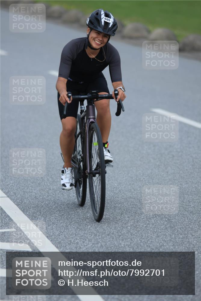 21.06.2025 - 27. Vierlanden-Triathlon H.Heesch http://msf.ph/oto/7992701 15.06.2025 12:03:28 Radfahren 885, 911, 917 meine-sportfotos.de
